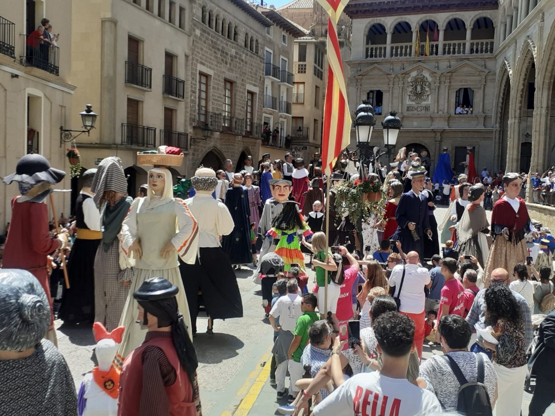 La plaza Mayor de Alcañiz, pista de baile para decenas de gigantes en el Encuentro de Aragón