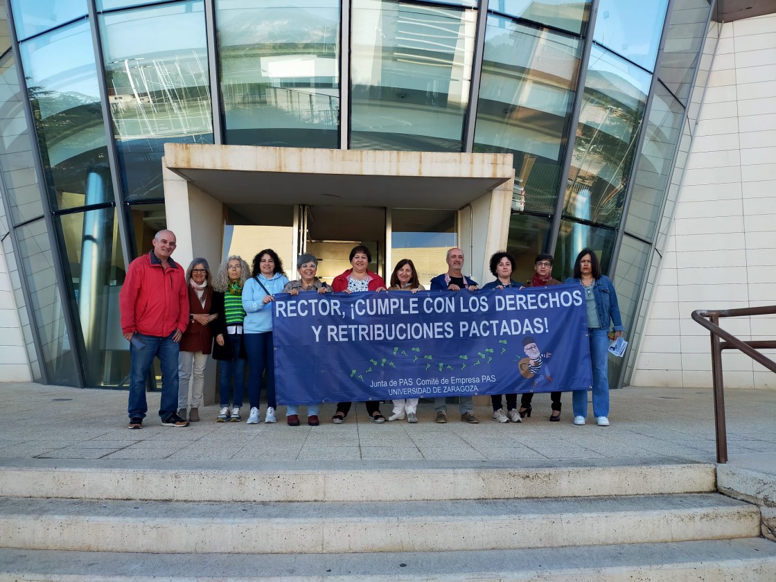 El personal de administración del Campus reclama mejoras laborales