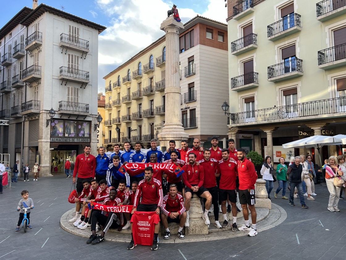 Las instituciones turolenses homenajean al campeón en  una jornada de celebración