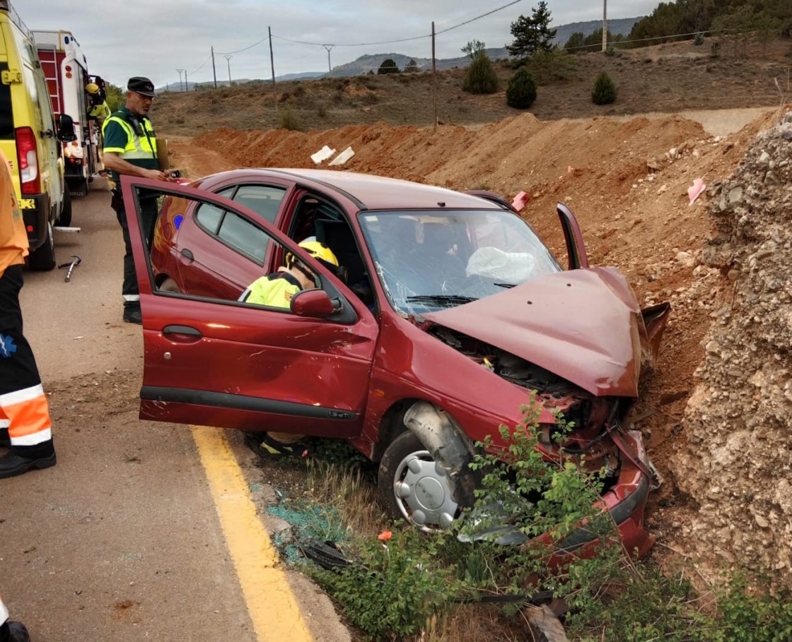 Los bomberos de la DPT excarcelan a un herido en accidente de tráfico cerca de Villastar