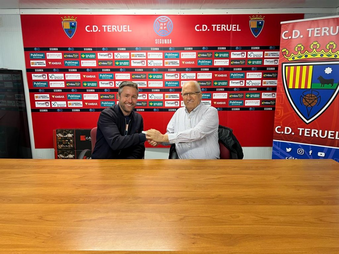 Ramón Navarro y Víctor Bravo sellan la renovación del técnico