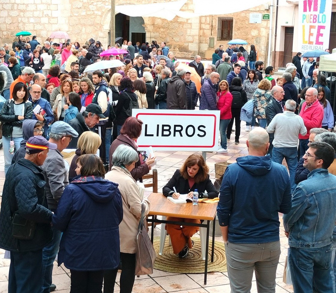 La escritora Elvira Lindo ya tiene su propia calle en el municipio de Libros