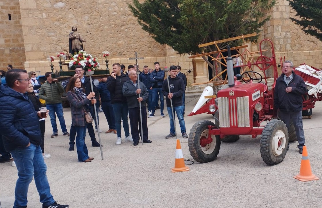 Celadas recupera su pasado agrícola con  la exposición de tractores y aperos clásicos