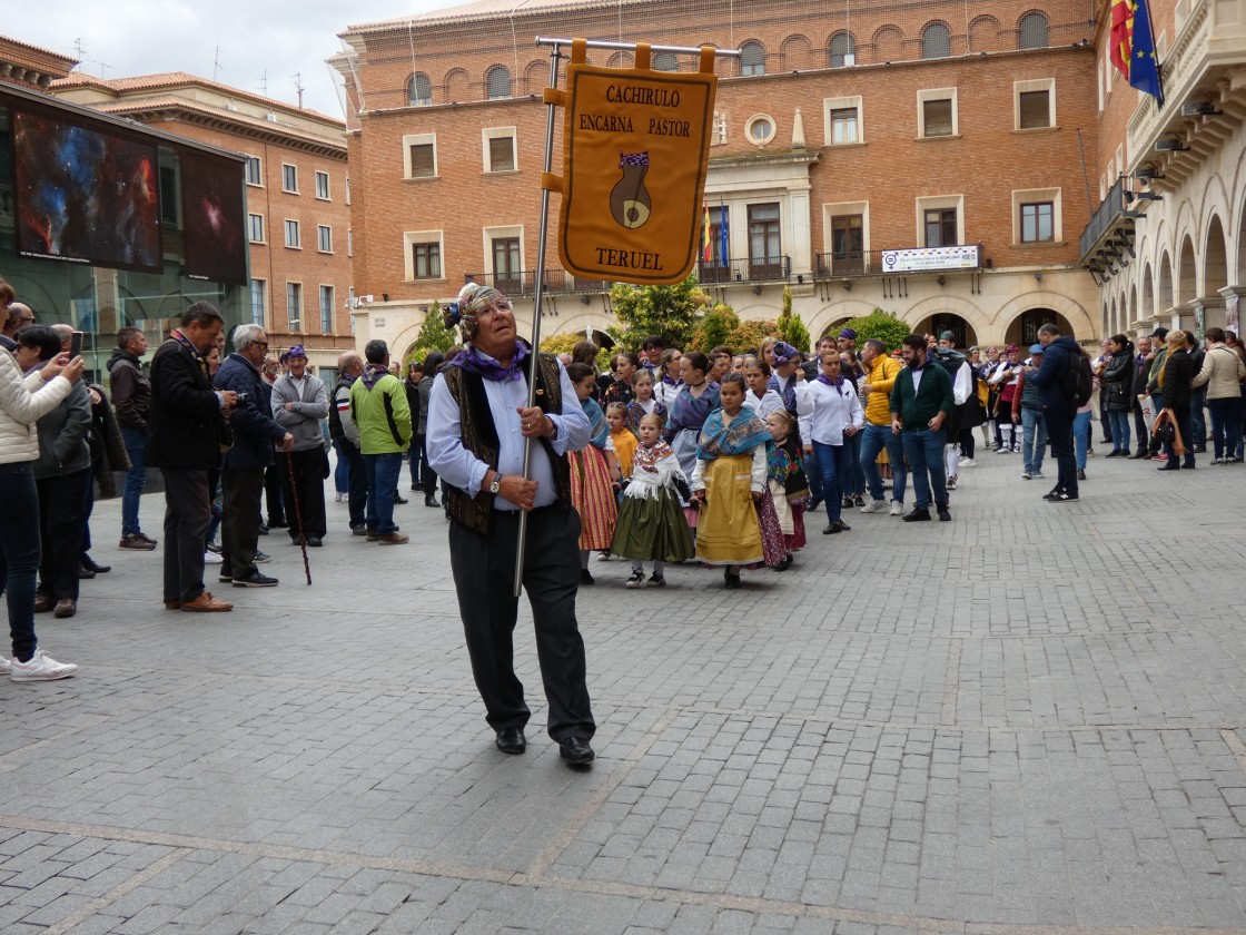 Más de un centenar de personas participan en el encuentro de cachirulos  de Valencia y Aragón