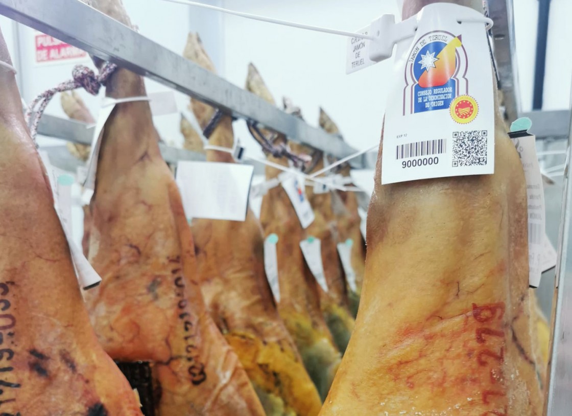 El Consejo Regulador marca el Jamón de Teruel número 9 millones 36 años después de que se sellara el primer pernil