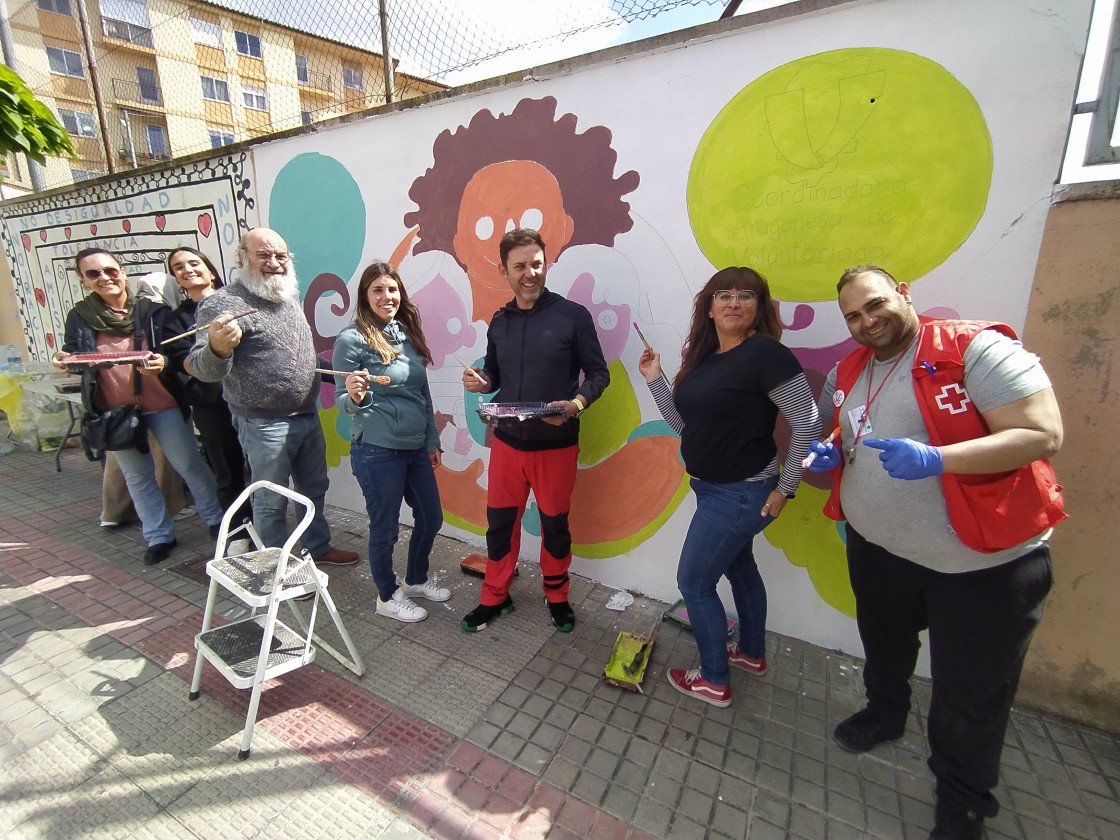 Un mural diseñado por Elena Castillo homenajea a las personas voluntarias