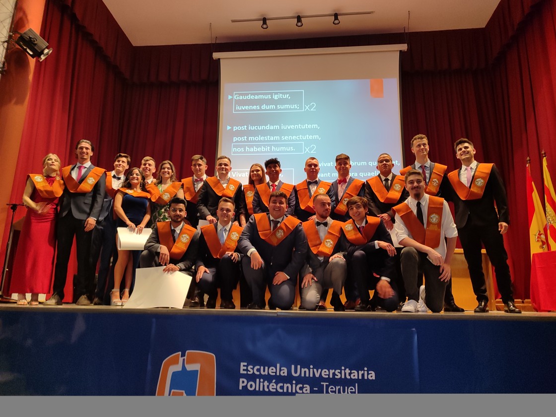 Más de 300 universitarios celebran la finalización de sus estudios en el Campus de Teruel