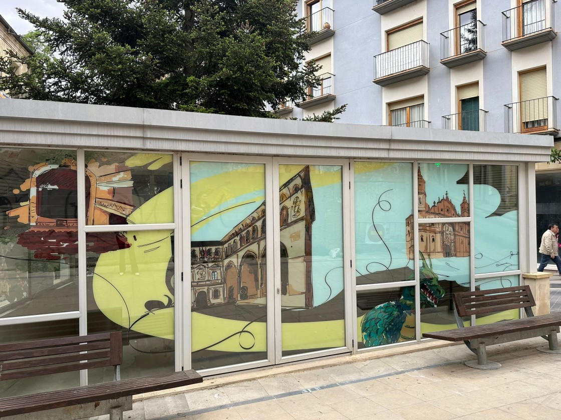 Alcañiz decora la plaza Cabañero con un mural en el acceso a los pasadizos