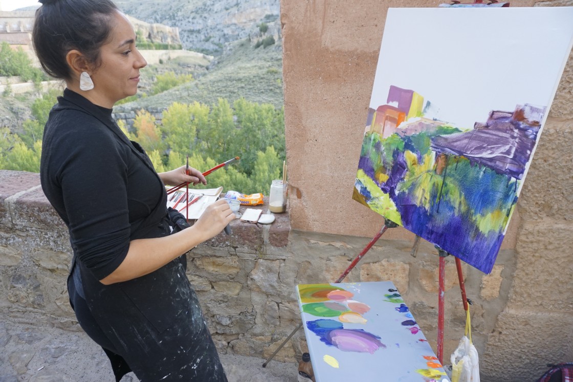 Aurora Pérez Sánchez, becaria de Pintura de Paisaje de Albarracín: “Albarracín es una ciudad con tantos puntos de vista que es infinita a la hora de pintarla”