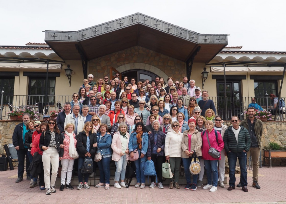 Un encuentro congrega a más de un centenar de personas voluntarias de la AECC de Aragón en Gúdar-Javalambre