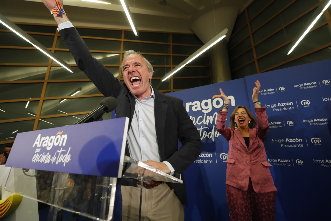 Jorge Azcón celebra la victoria lograda en Aragón con 28 diputados del PP, que necesitará a Vox para gobernar