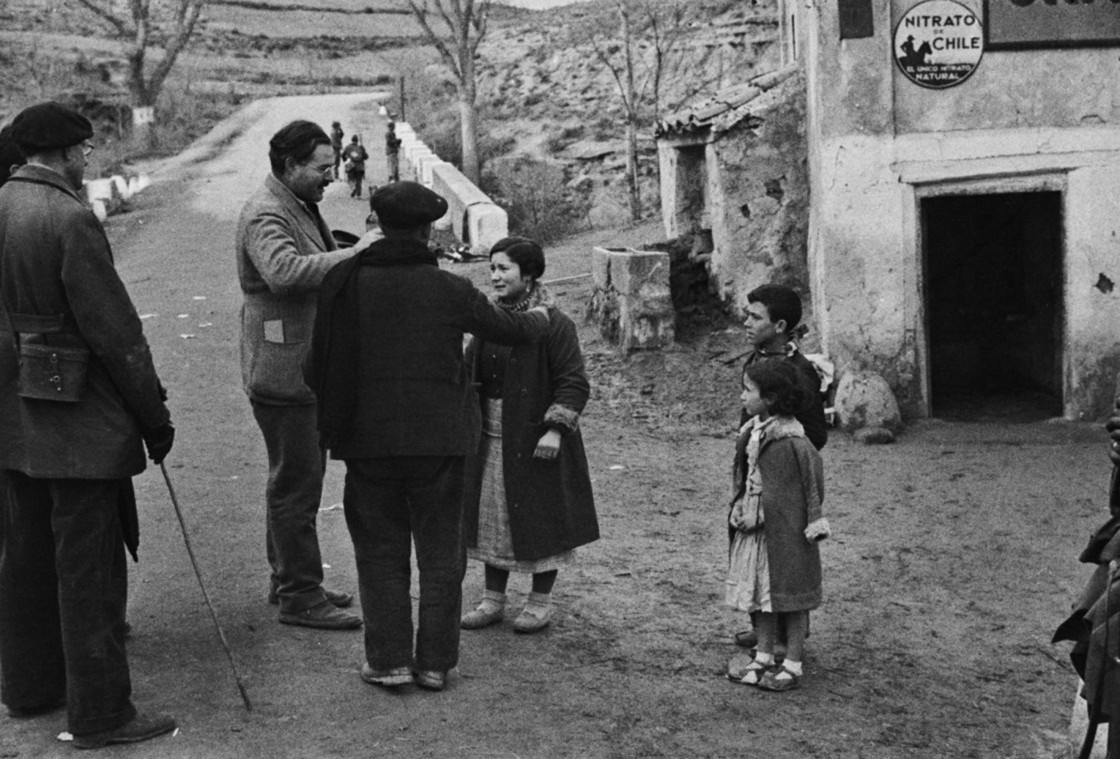 La venta de Caparrates y  la guerra civil: los detalles  de una foto histórica en la que aparece Hemingway