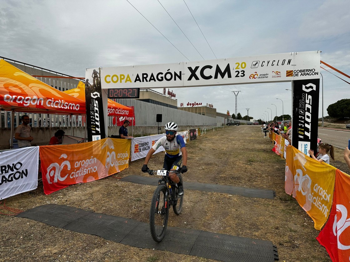 Alberto Cámara y Eva Elbaile vencen en la XIX BTT Alfindén Montes Blancos