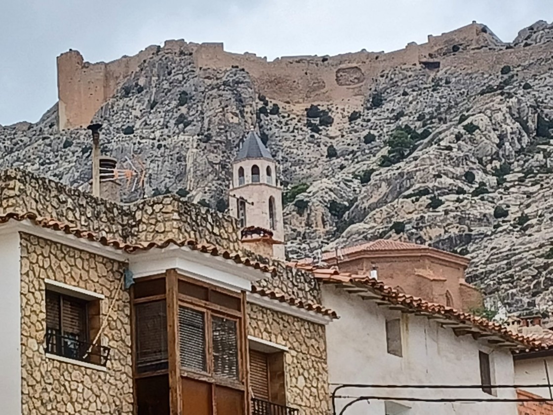 Se desprende un tramo del recinto fortificado que rodea el castillo templario de Castellote