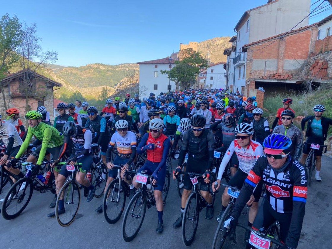 Carlos Bruguera y Andrea Esteban se coronan en la Cicloturista de Gúdar-Javalambre