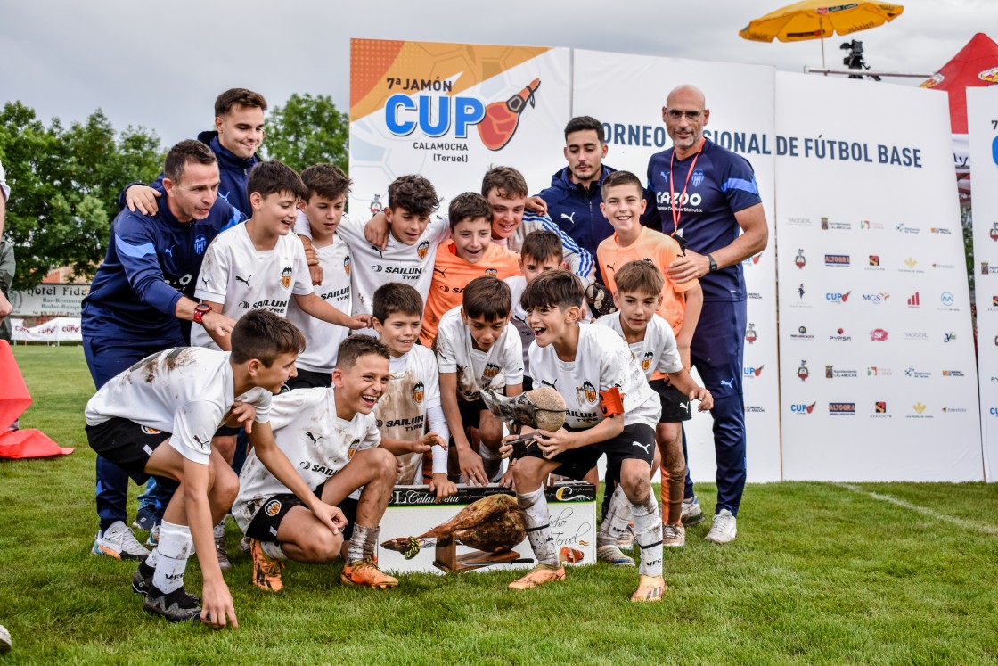 El Valencia CF se impone al Betis en una final de la Jamón Cup que dominaron desde los primeros instantes de juego