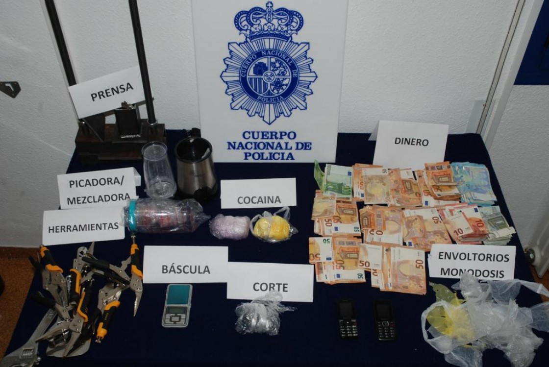 La Policía Nacional de Teruel detiene a dos hombres y una mujer por tráfico de drogas