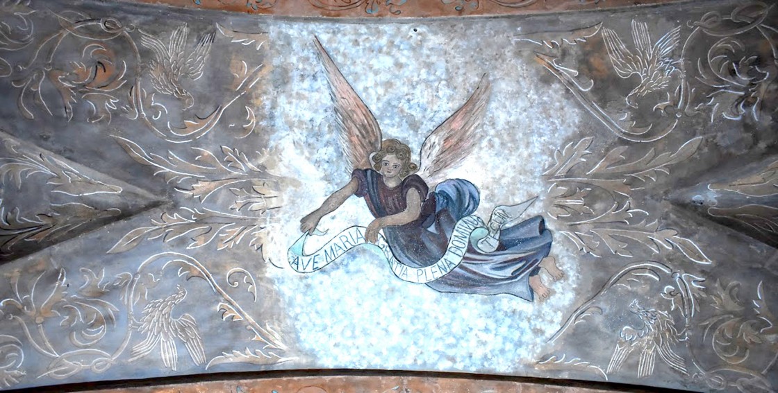 Un ángel ilumina el interior de la ermita de Monteagudo  tras la restauración