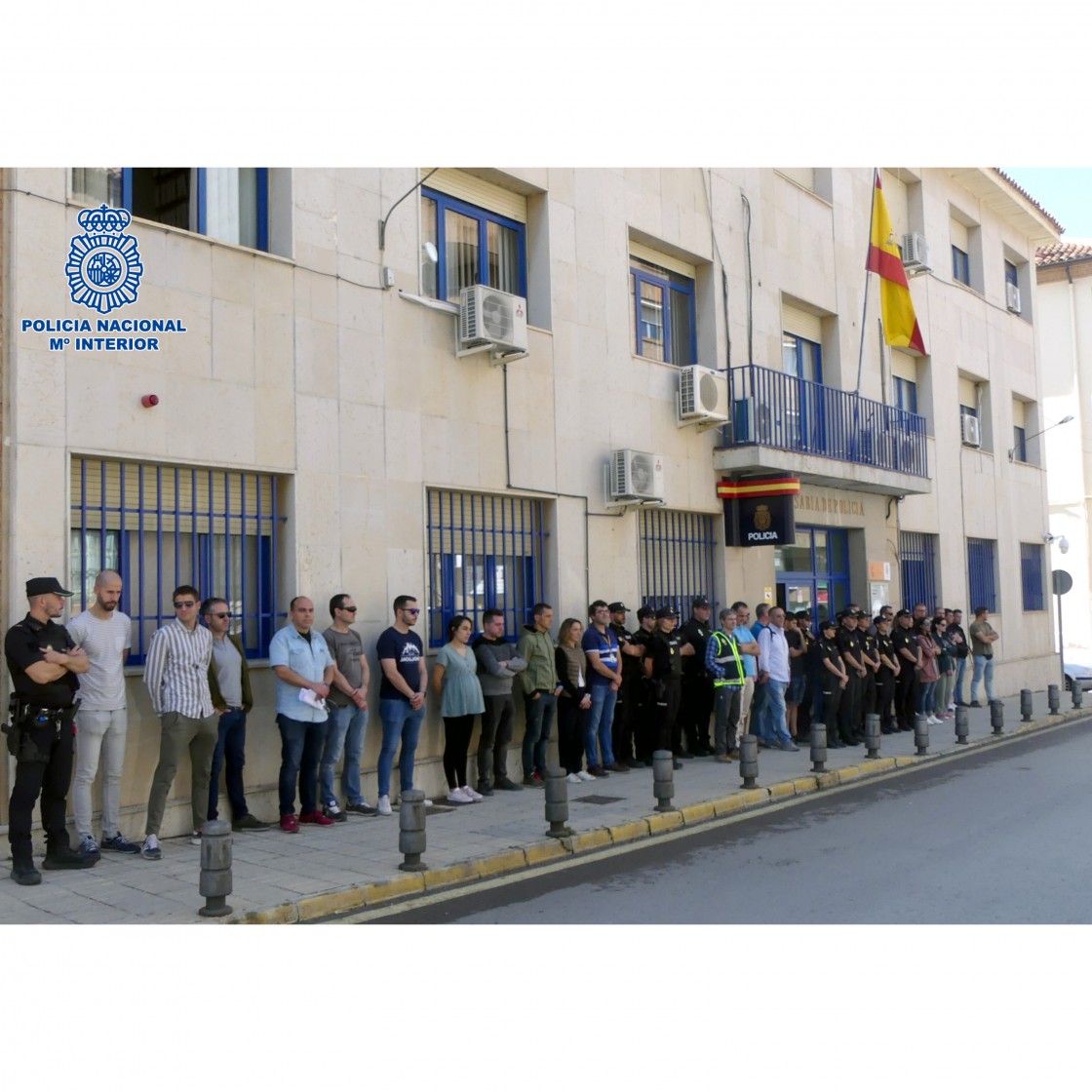 Agentes de la Policía Nacional de Teruel guardan un minuto de silencio en memoria del compañero fallecido en acto de servicio en Andújar