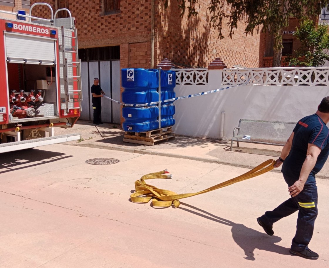 Los bomberos suministran agua a Villel por problemas de turbidez en la red de abastecimiento