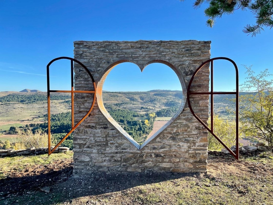 Gene Martín diseña dos esculturas que invitan a mirar el paisaje con el corazón