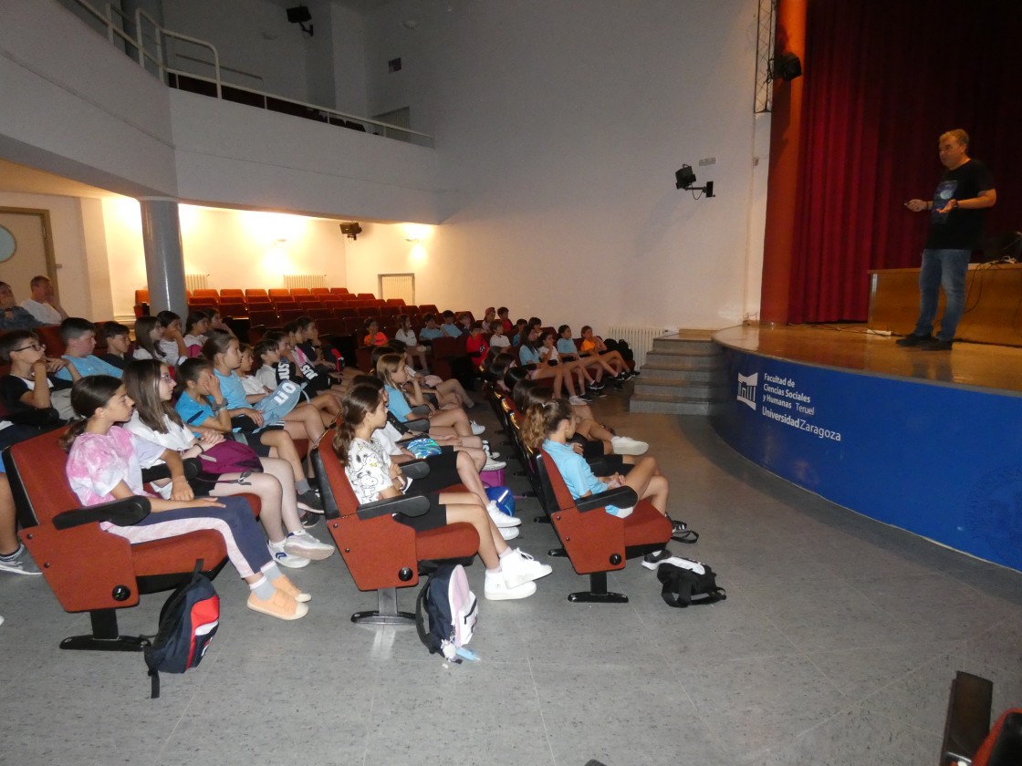 Escolares de Primaria debaten en el Campus sobre los cambios que llegan con la IA