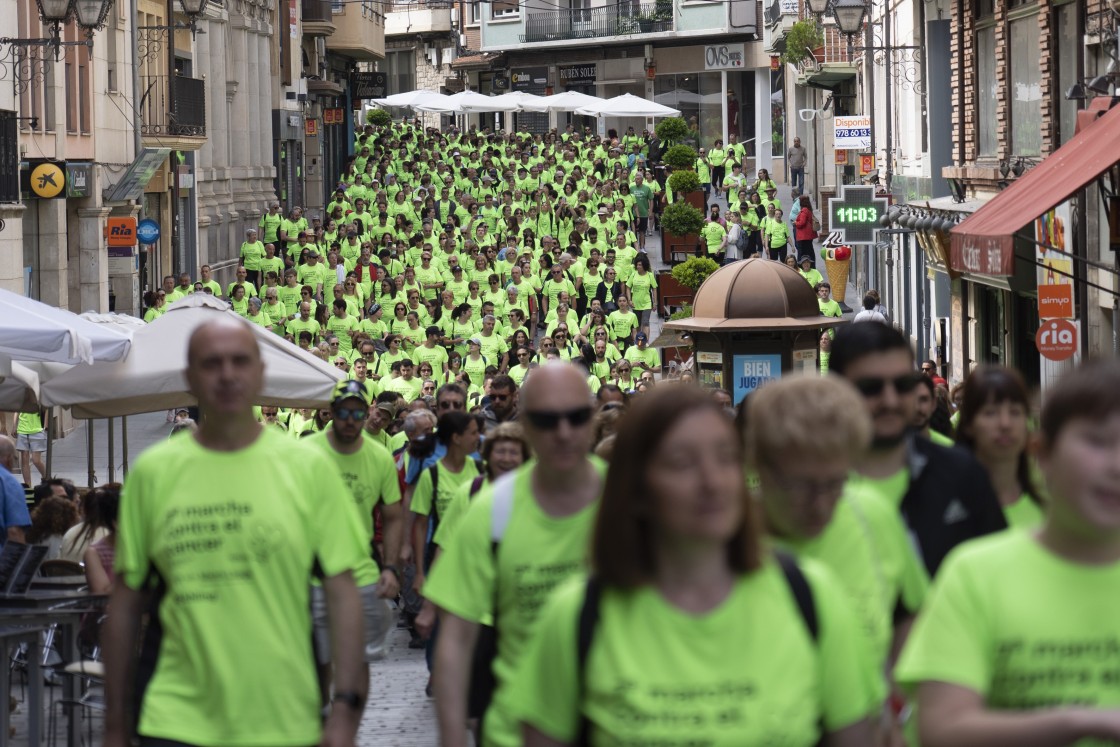 Un río humano de 1.500 personas sensibiliza en Teruel de la lucha contra el cáncer y anima a hacer ejercicio