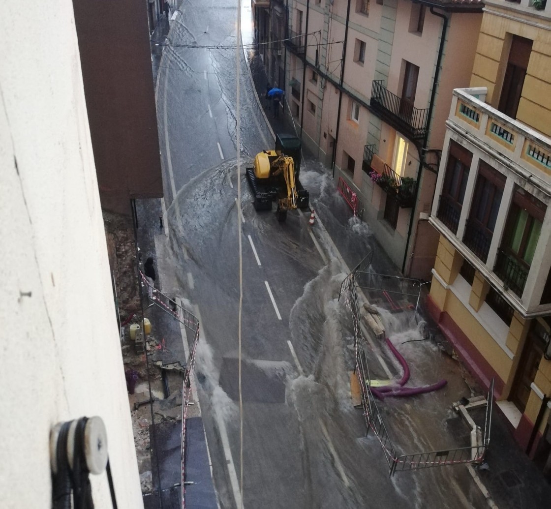 Una excavadora provoca inundaciones en el número 9 de la calle San Francisco durante la tormenta del martes por la noche
