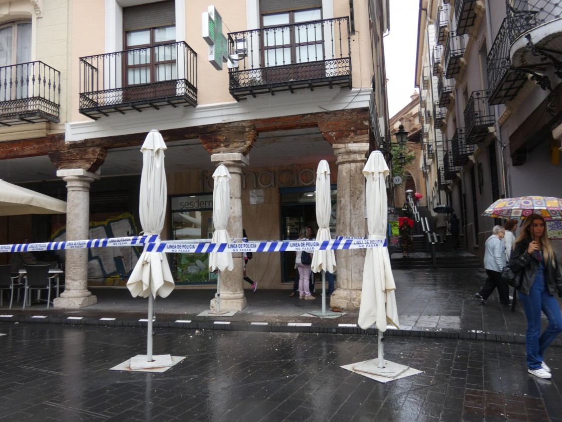 El desprendimiento de una moldura de un balcón obliga a acordonar una esquina de la Plaza del Torico