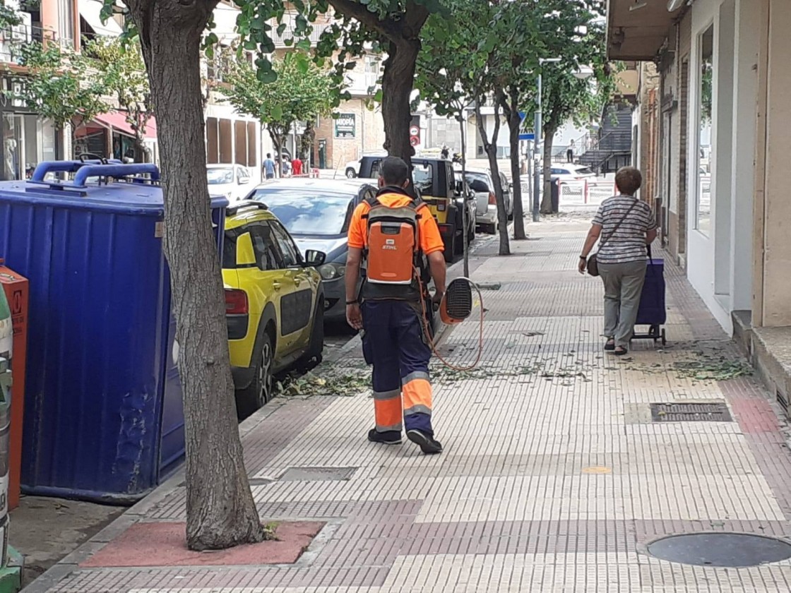 Quince operarios municipales limpian las calles de Alcañiz tras la tormenta de granizo