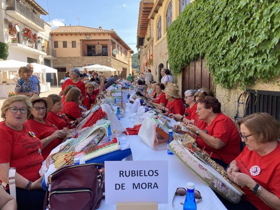 El encaje de bolillos atrae a un centenar de personas hasta Cabra de Mora