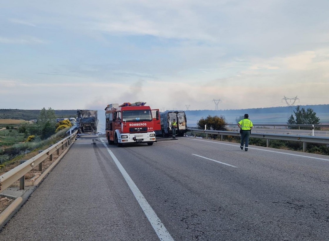 Un herido grave en una colisión entre un camión y una furgoneta en la A-23, cortada en sentido Zaragoza