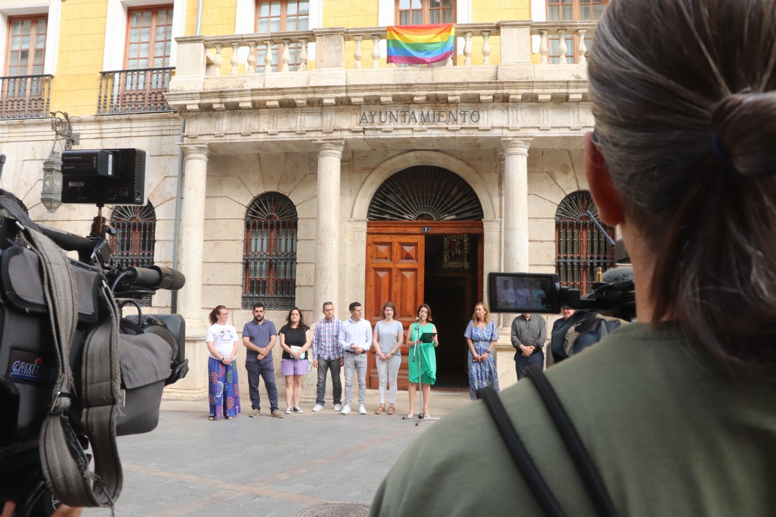 La bandera arcoíris luce en el balcón del Ayuntamiento de Teruel en el Día del Orgullo LGTBIQ+