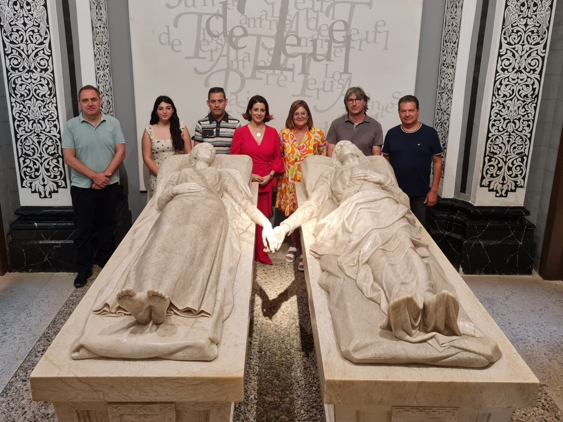 Los ganadores del certamen de poesía y el mantenedor de las fiestas visitan el Mausoleo de los Amantes junto a la alcaldesa de Teruel y el concejal de Fiestas
