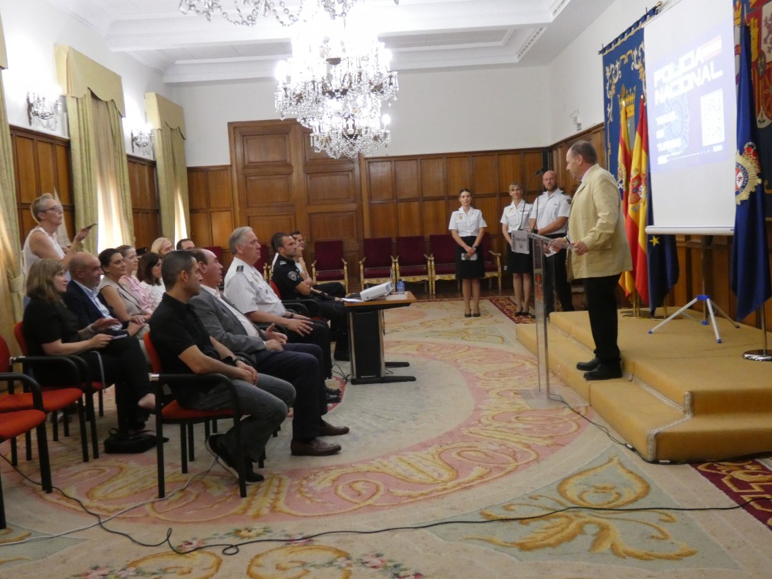 La Policía Nacional estará presente este verano en los principales puntos de interés turístico de Teruel