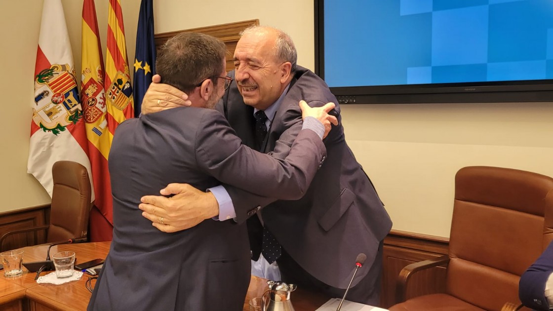 El abrazo de Rando y Boné sella un pleno de despedida lleno de agradecimientos en la DPT