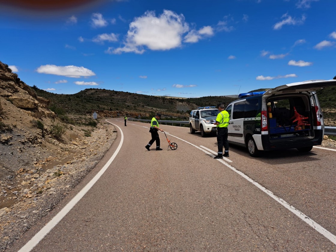 Muere un motociclista al salirse de la vía y colisionar contra la bionda en Villarroya de los Pinares