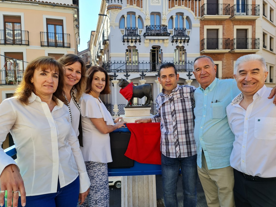 Los turolenses se hacen una foto solidaria con el Torico a beneficio de la Asociación contra el Cáncer