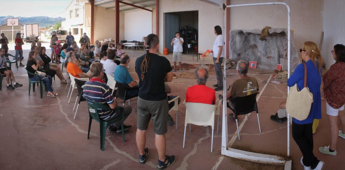 Unas 75 personas aprenden en Ladruñán a fabricar pinturas y aplicarlas en un abrigo