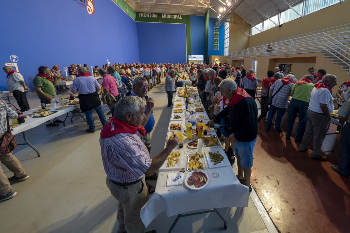 Los turolenses más veteranos disfrutan de la merienda en el Frontón Pinilla