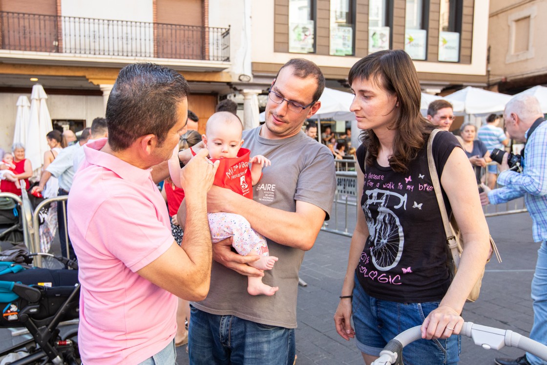 El público infantil disfruta como  el que más de los actos de las ferias y los bebés estrenan sus pañuelicos