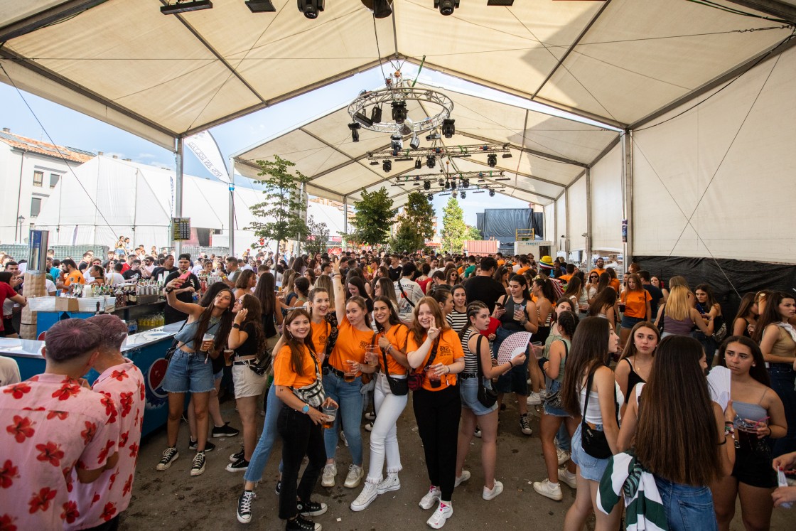 Las peñas no esperan a que se ponga el pañuelo para iniciar la fiesta en sus sedes