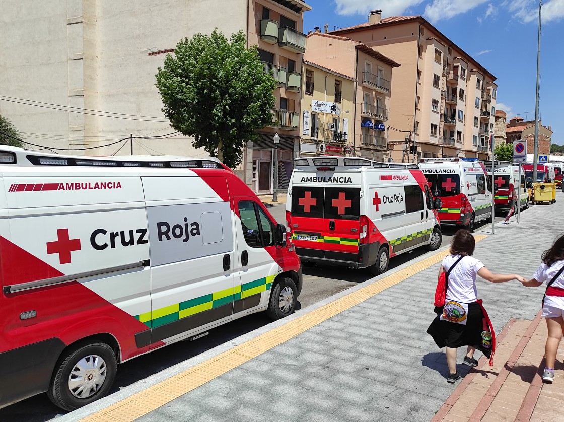 Un joven de 17 años trasladado a Zaragoza por un corte en brazo y una persona, herida tras caer desde una altura de cuatro metros