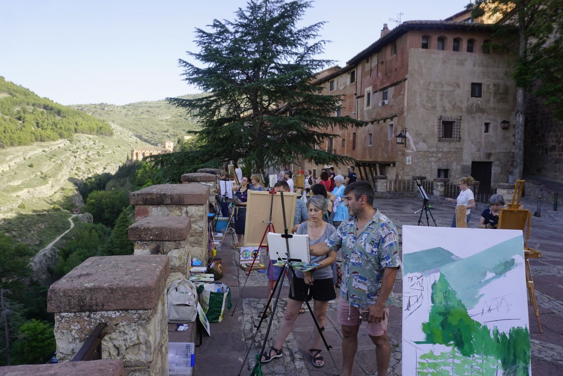 El Curso de Pintura de Albarracín muestra a los alumnos cómo construir verdes sin verde