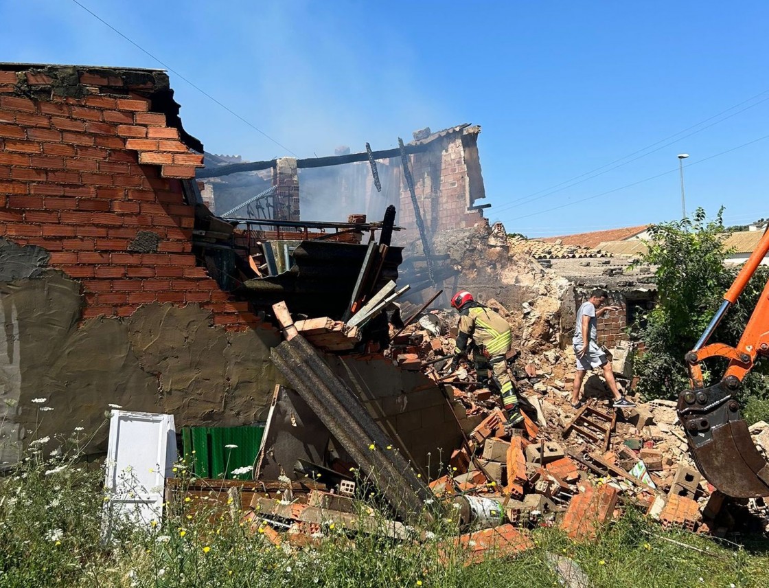 Los bomberos de la DPT en Alcañiz sofocan un incendio en un corral en Mas de las Matas