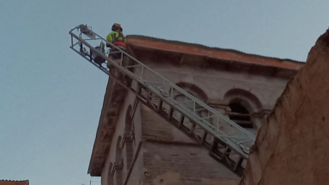 Bomberos de la DPT sanean un alero en Alcañiz con riesgo de desprendimientos