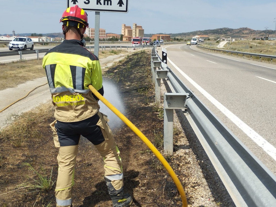 Los bomberos de la DPT apagan un fuego en la mediana de la A-23 a la altura de Calamocha