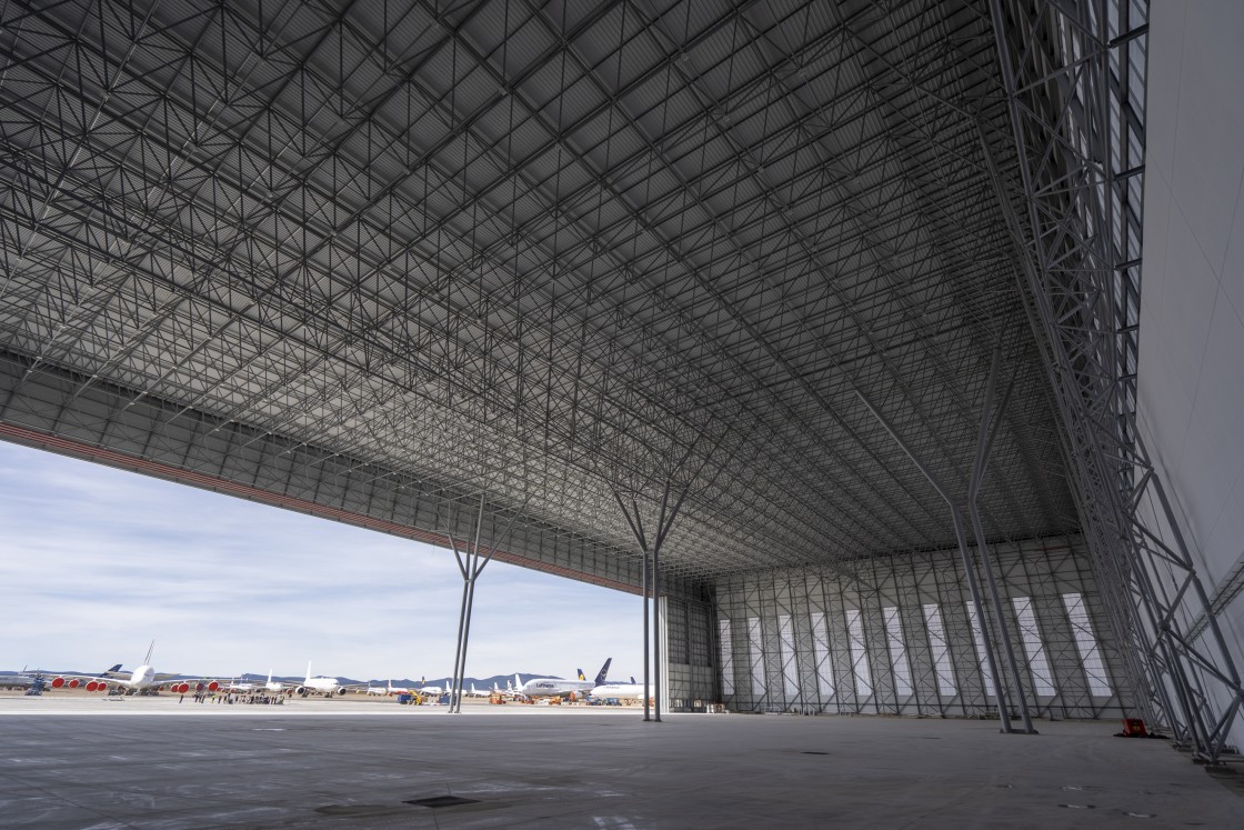 Tarmac Aragón firma el acta de concesión del hangar doble del Aeropuerto de Teruel