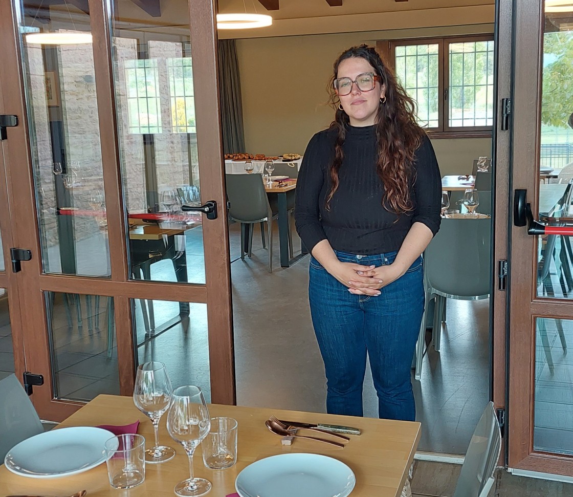 María Dávila, jefa de sala de Existe, restaurante de Puertomingalvo: “No hay gente para trabajar en hostelería, cerrarán negocios y los que queden tendrán más calidad”