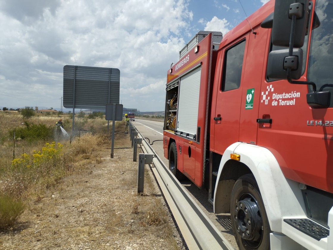 El reventón de una rueda provoca un pequeño incendio en la autovía en Calamocha